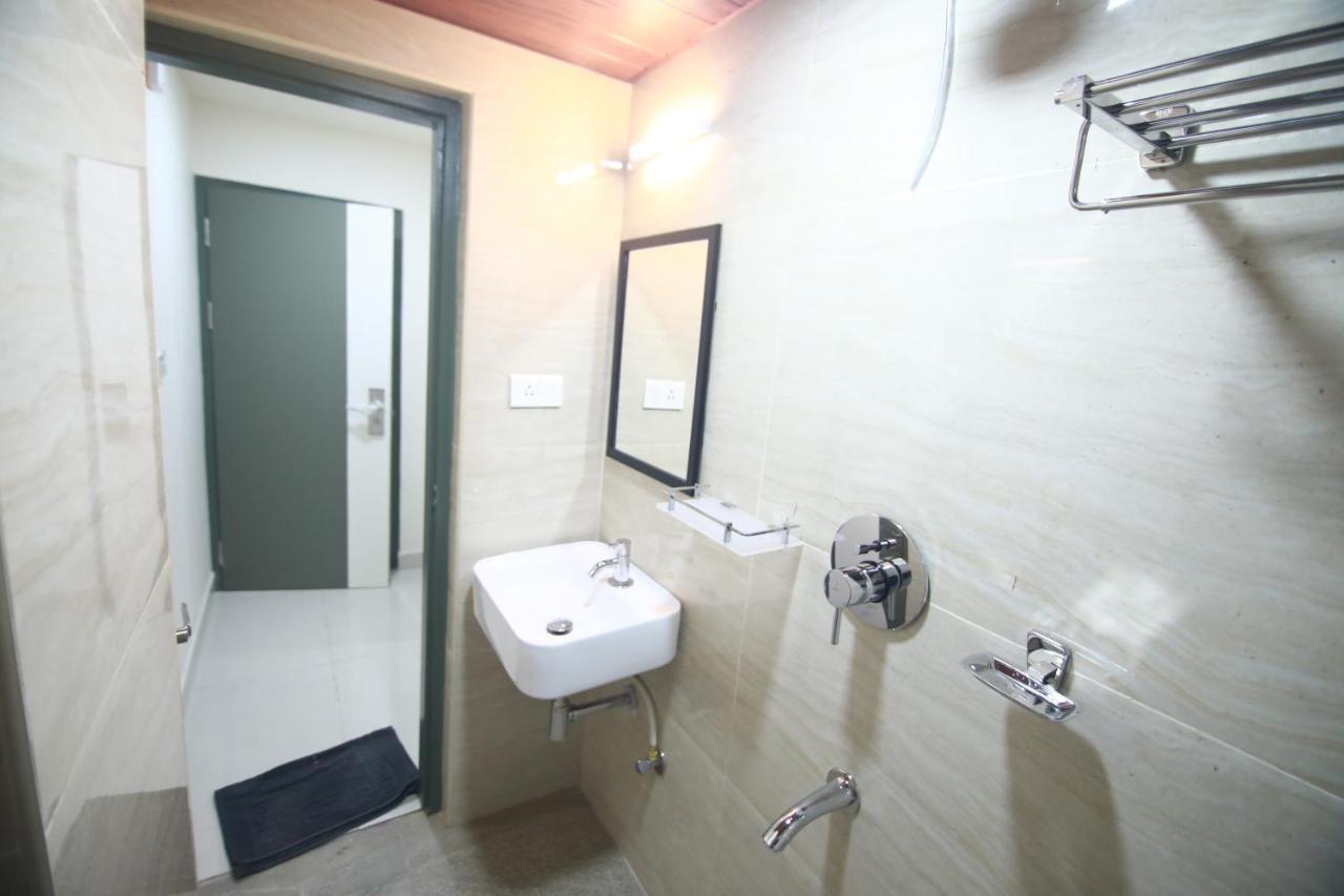 Hotel Royal Blooms Bangalore Exteriör bild
