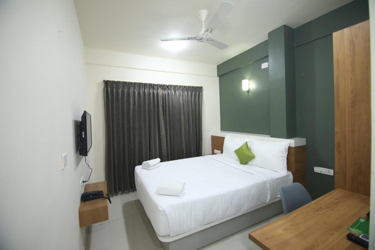 Hotel Royal Blooms Bangalore Exteriör bild