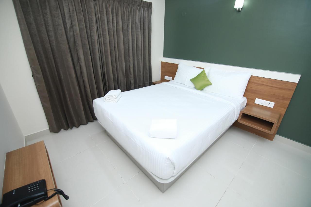 Hotel Royal Blooms Bangalore Exteriör bild