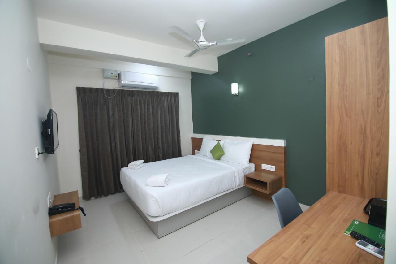 Hotel Royal Blooms Bangalore Exteriör bild