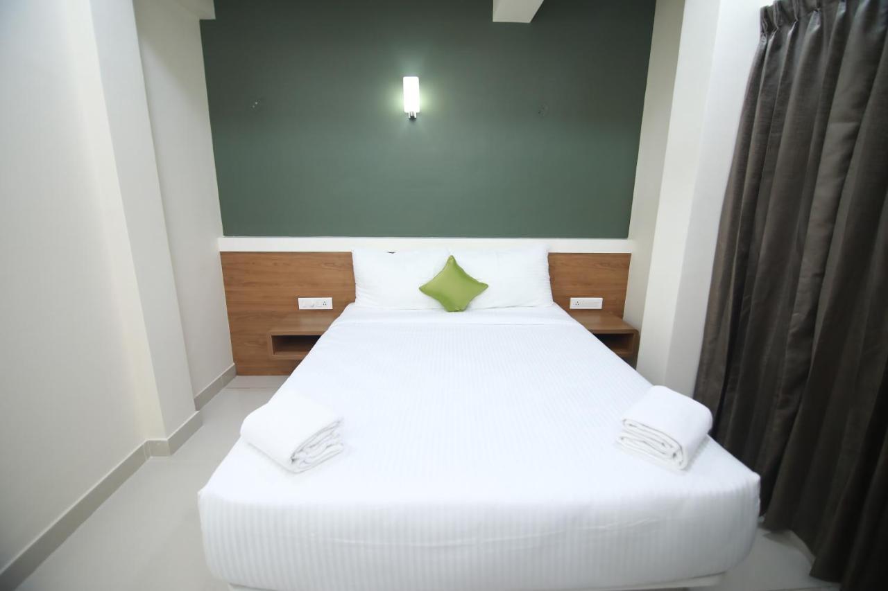 Hotel Royal Blooms Bangalore Exteriör bild